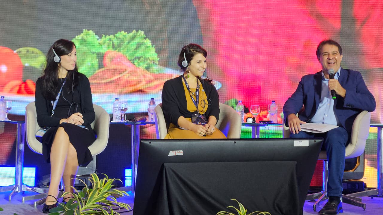 grupo de pessoas posa para a foto